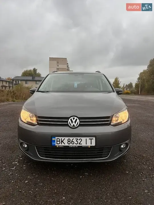 Volkswagen Touran 2012 photo 2