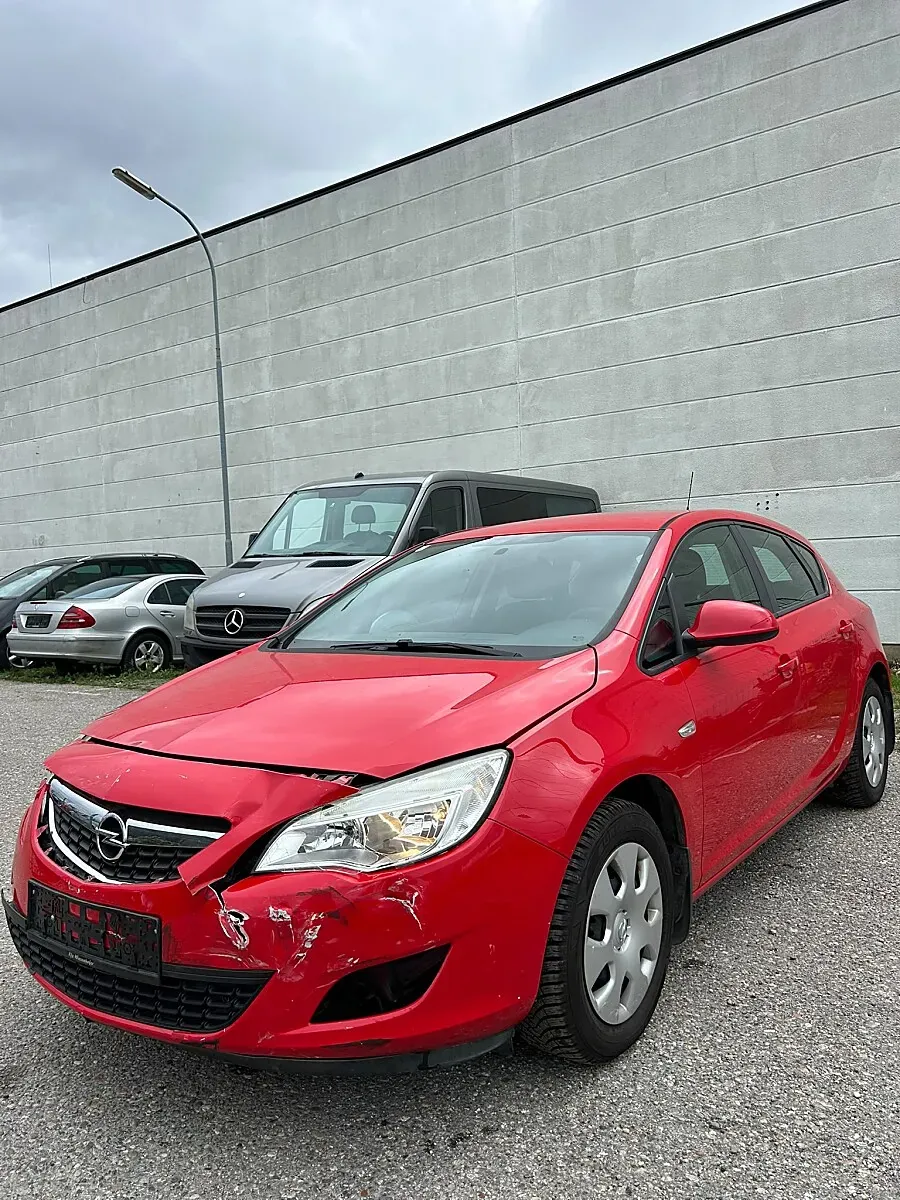 Opel Astra 2010 photo 2
