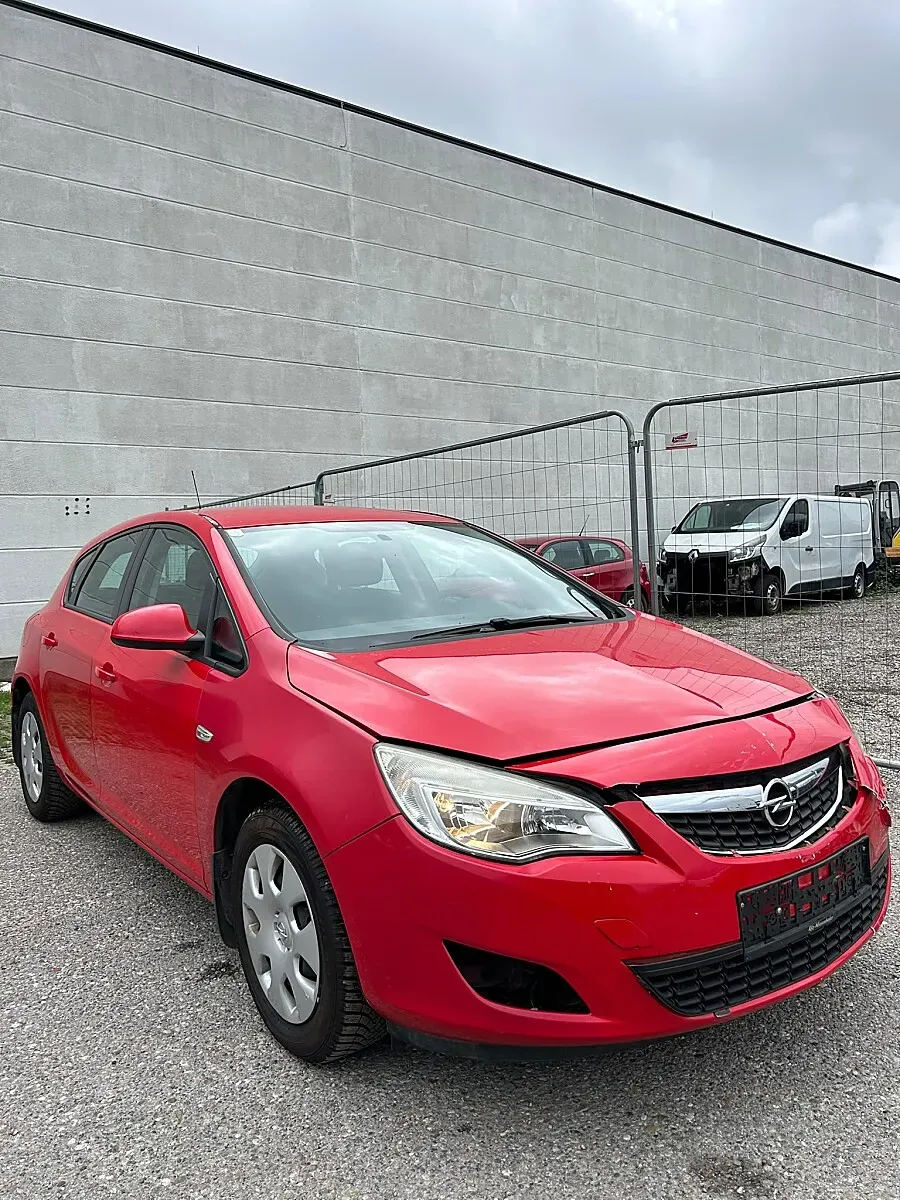 Opel Astra 2010 photo 3