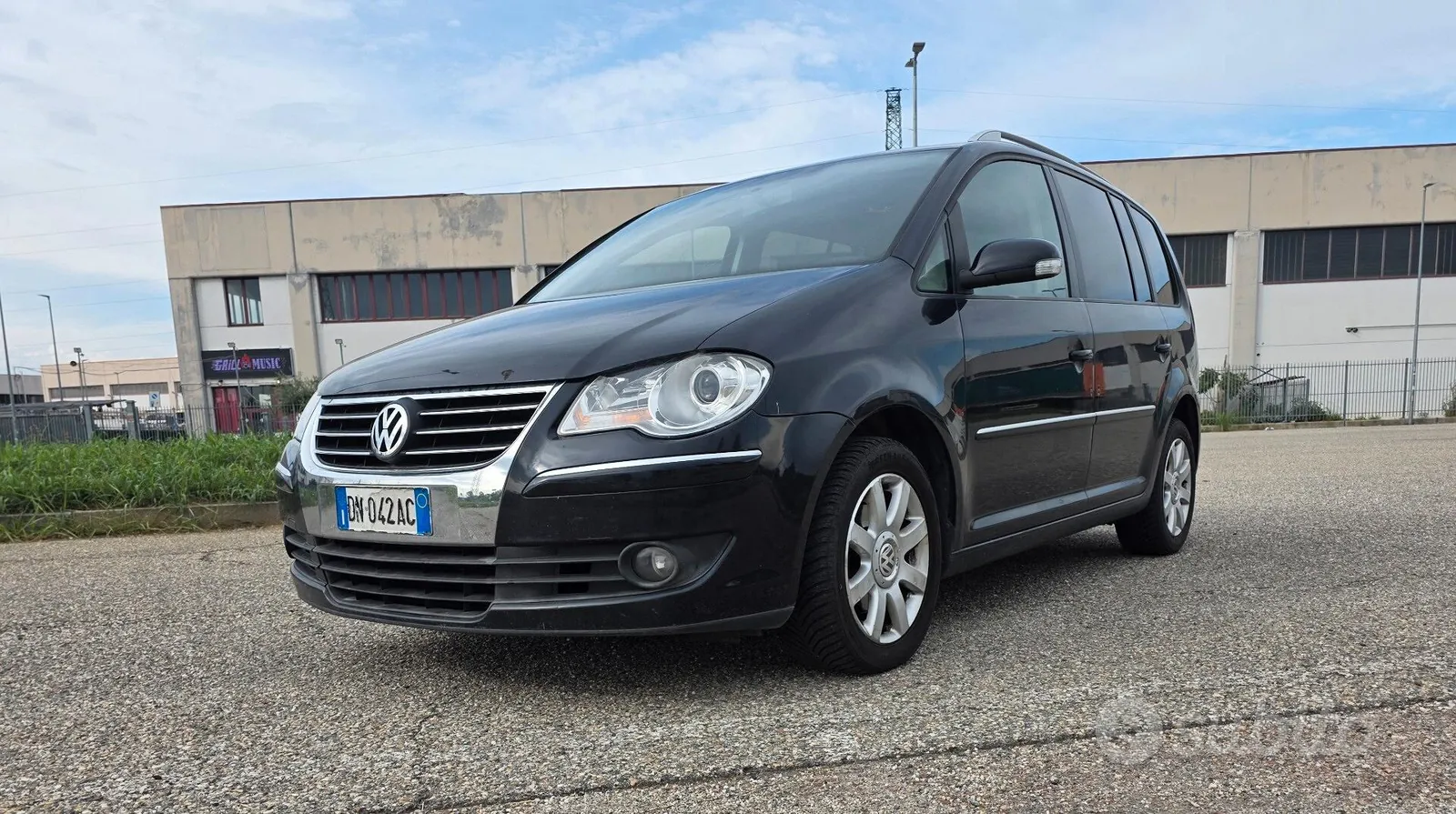Volkswagen Touran 2008 photo 2