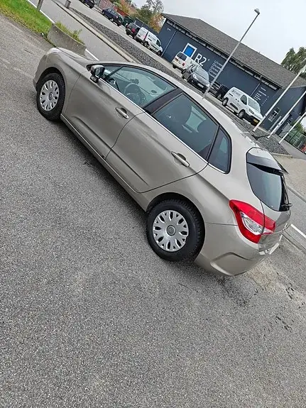 Citroen C4 2012 photo 3