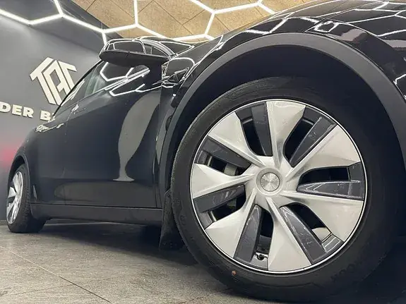 Tesla Model Y 2023 photo 2