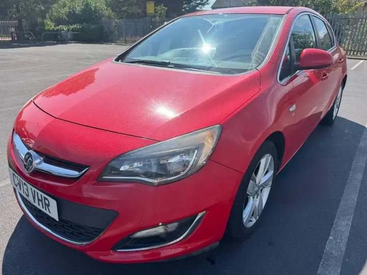 Vauxhall Astra 2013 photo 2