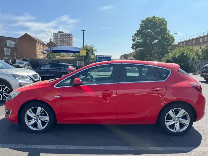 Vauxhall Astra 2013 photo 3