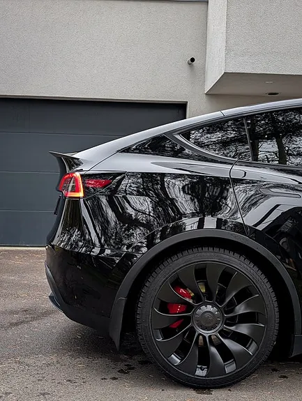 Tesla Model Y 2025 photo 4