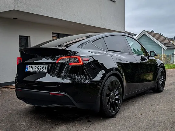 Tesla Model Y 2025 photo 5