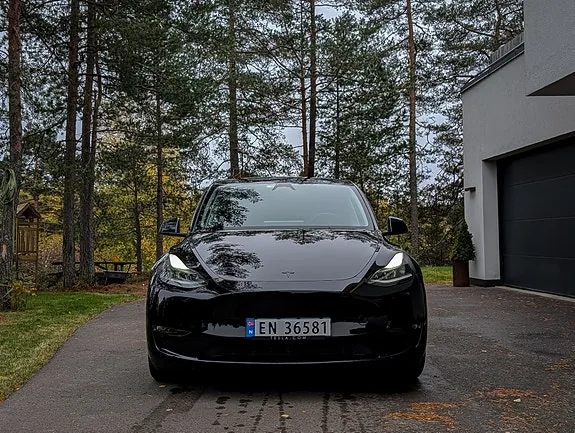 Tesla Model Y 2025 photo 2