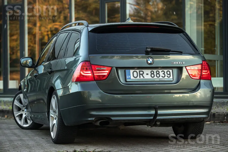 BMW 318 2010 photo 4