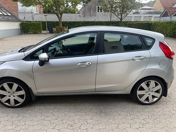 Ford Fiesta 2011 photo 4