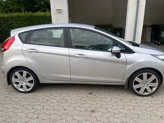 Ford Fiesta 2011 photo 3