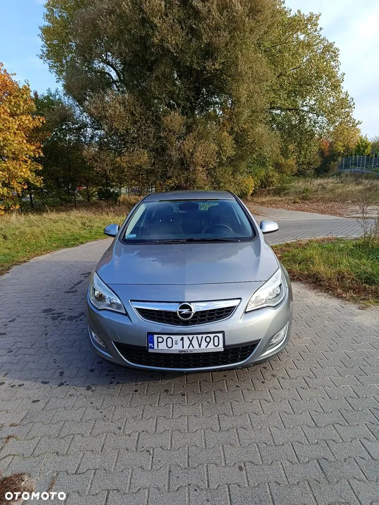 Opel Astra 2011 photo 2