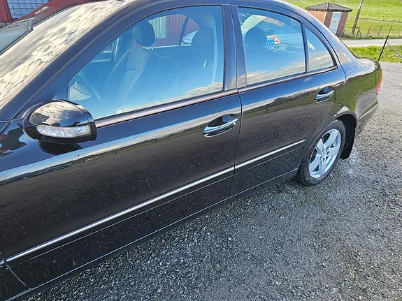 Mercedes-Benz E220 D 2003 photo 3