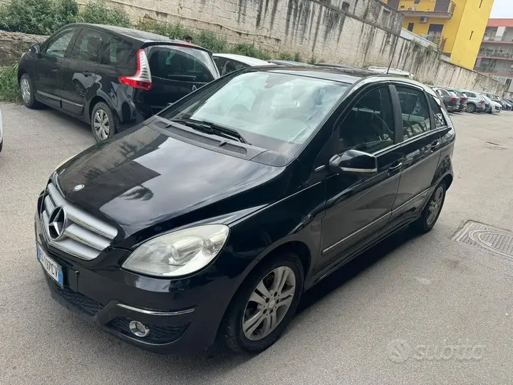 Mercedes-Benz B 160 2011 photo 2