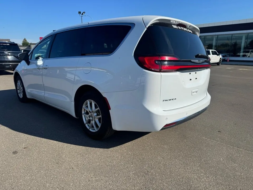 Chrysler Pacifica 2023 photo 3