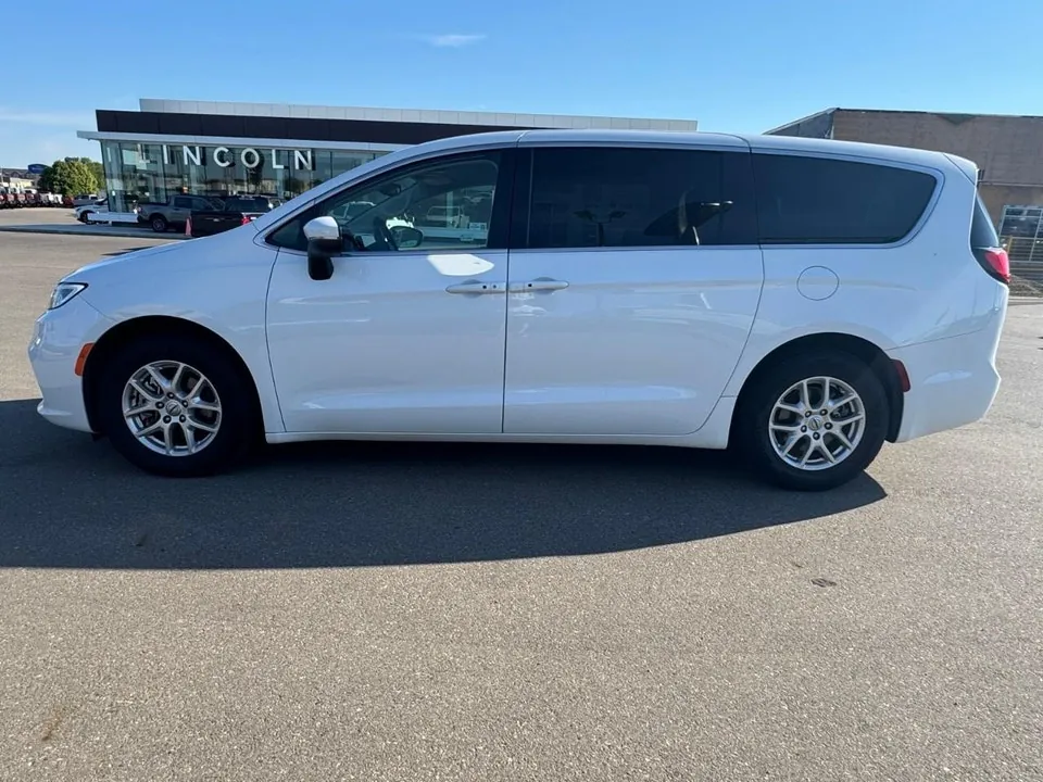 Chrysler Pacifica 2023 photo 2