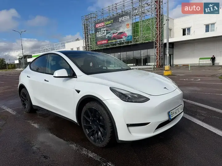 Tesla Model Y 2023 photo 2