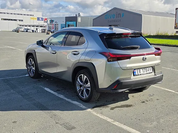 Lexus Ux300E 2026 photo 2
