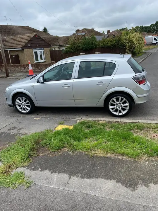 Vauxhall Astra 2010 photo 2