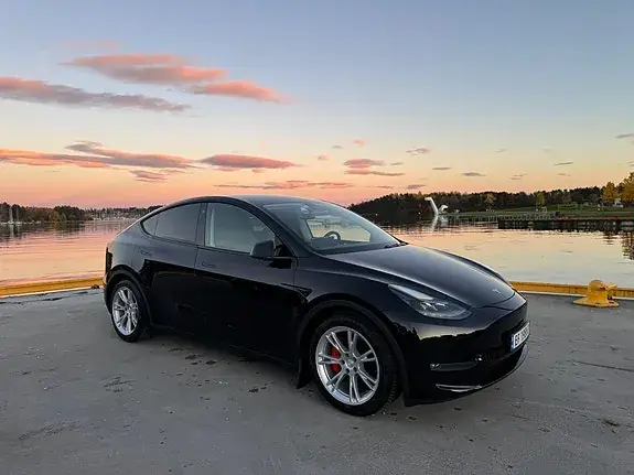 Tesla Model Y 2022 photo 2