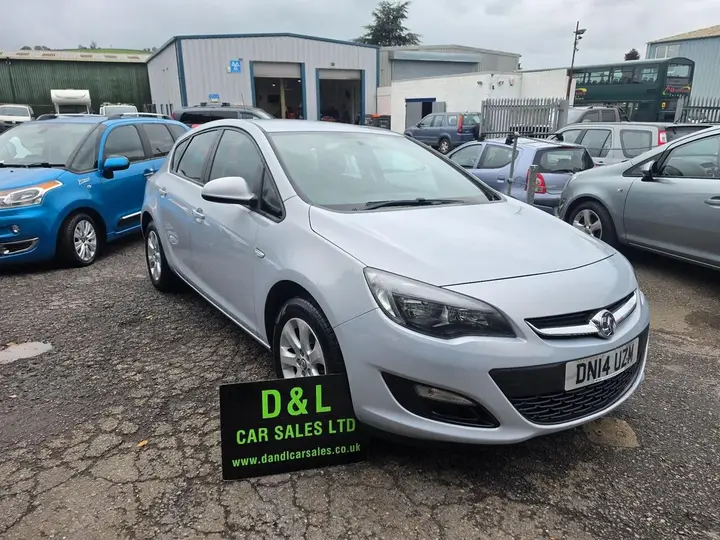Vauxhall Astra 2014 photo 2