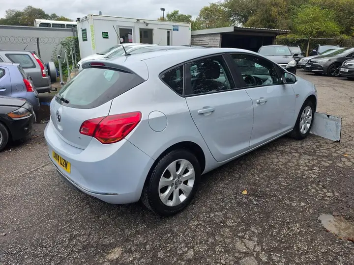 Vauxhall Astra 2014 photo 4