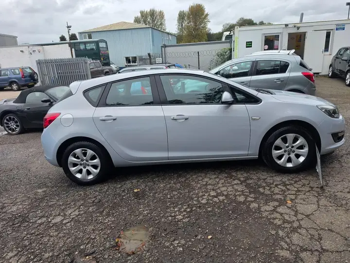 Vauxhall Astra 2014 photo 3
