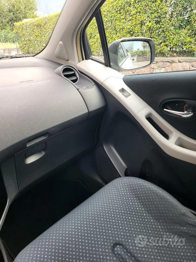Toyota Yaris 2010 photo 3