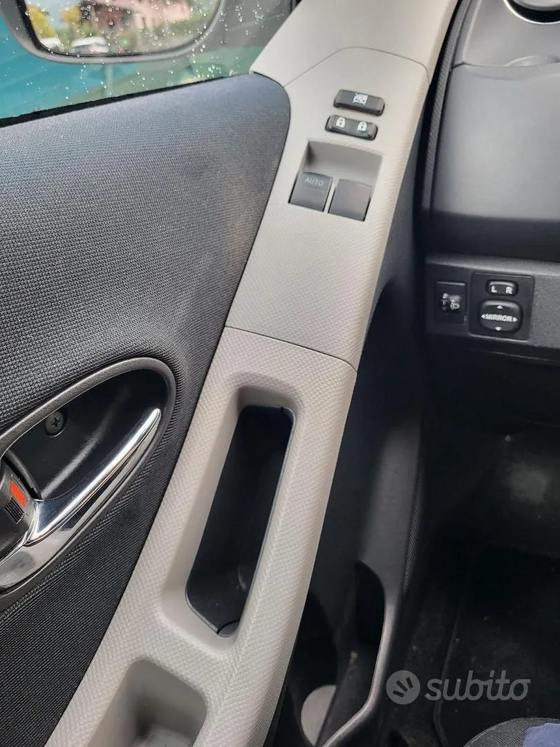 Toyota Yaris 2010 photo 4