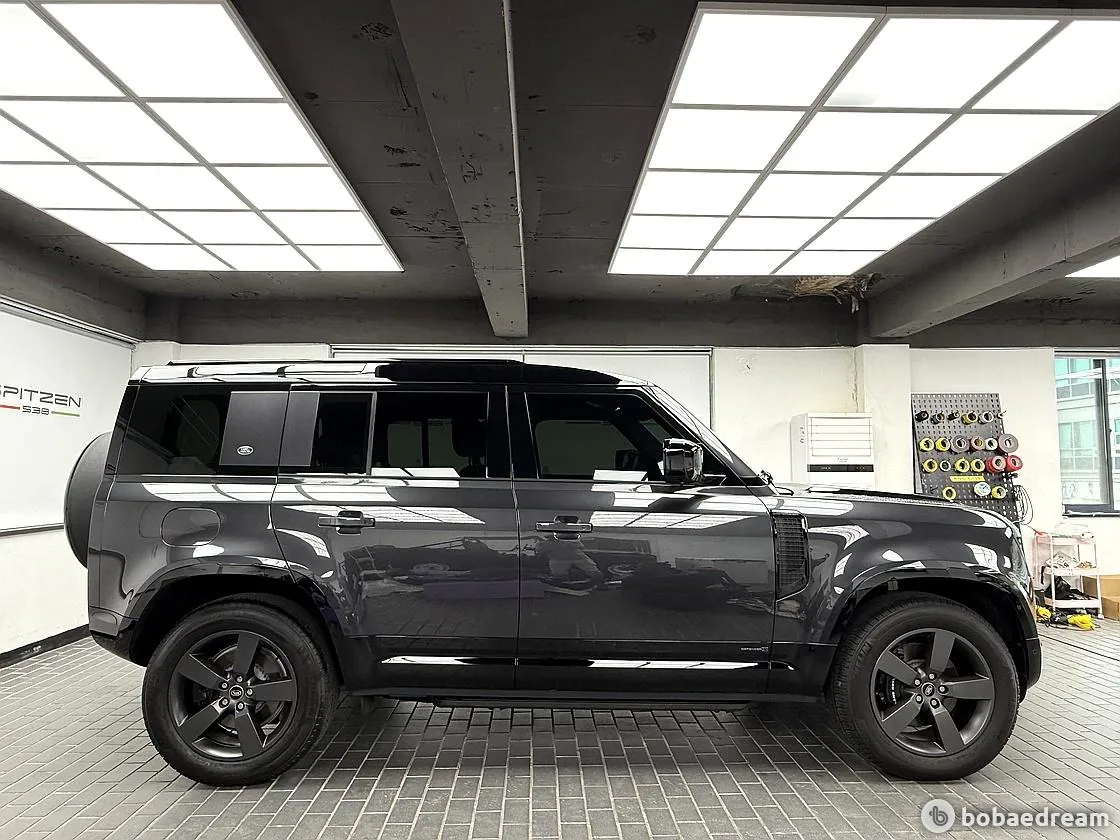Land Rover Defender 2024 photo 2