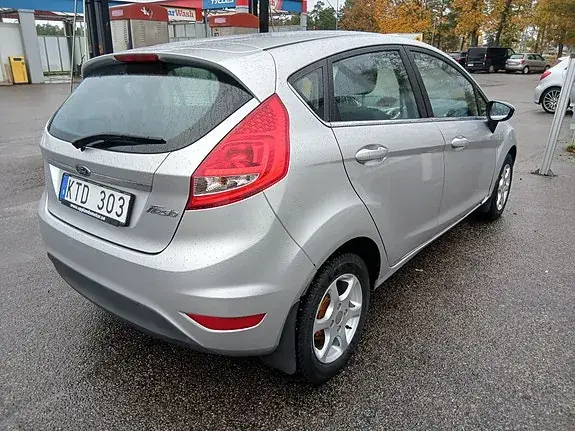 Ford Fiesta 2010 photo 2