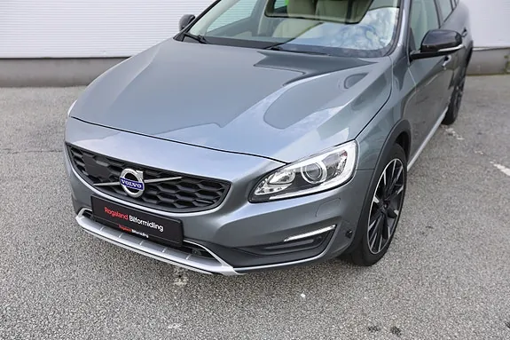 Volvo V60 Cross Country 2017 photo 2