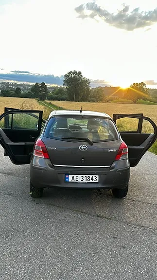 Toyota Yaris 2011 photo 2