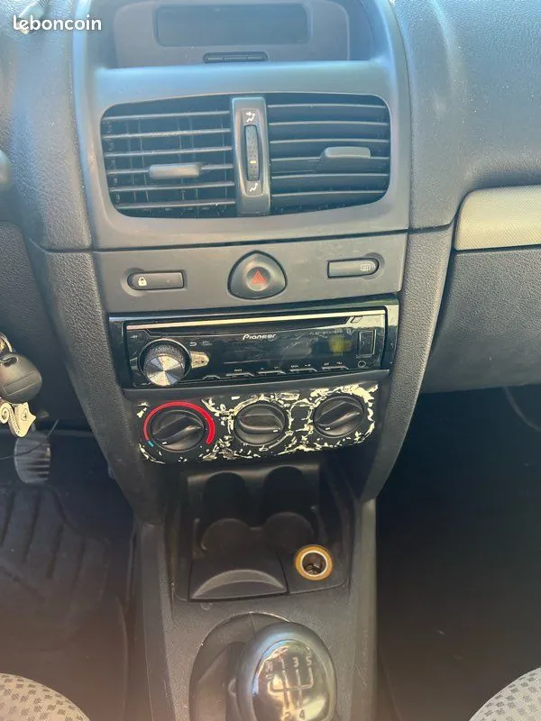 Renault Clio 2006 photo 2