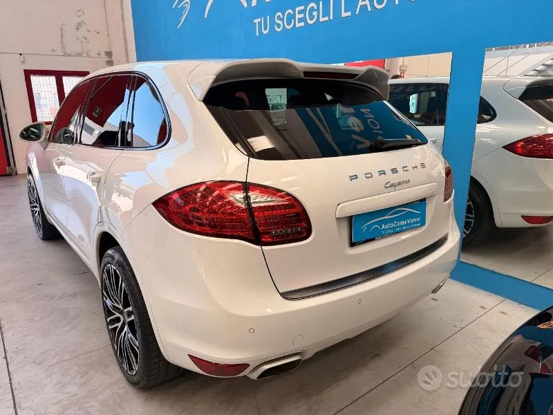 Porsche Cayenne 2012 photo 2