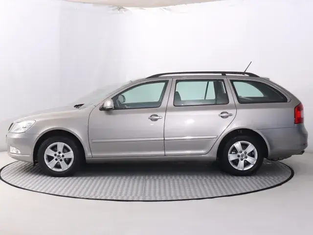 Skoda Octavia 2010 photo 2