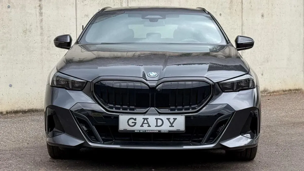 BMW 5 Series photo 2