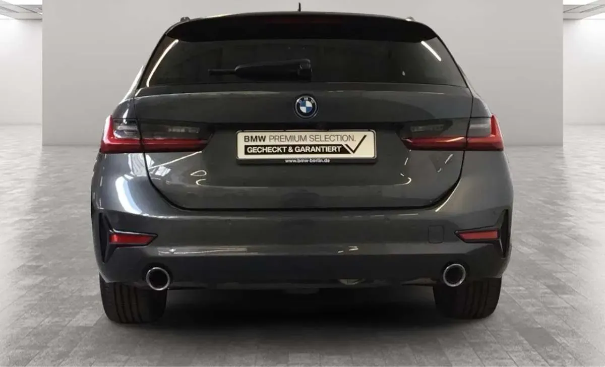 BMW 3 Series 2022 photo 2