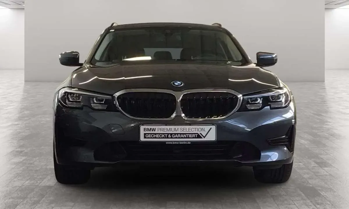 BMW 3 Series 2022 photo 3