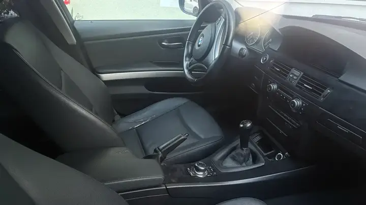 BMW 3 Series 2010 photo 3