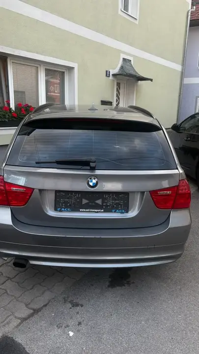 BMW 3 Series 2010 photo 2