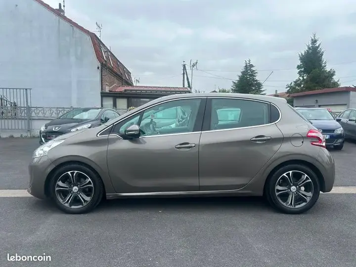 Peugeot 208 2012 photo 4