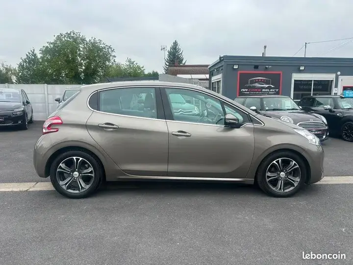 Peugeot 208 2012 photo 3