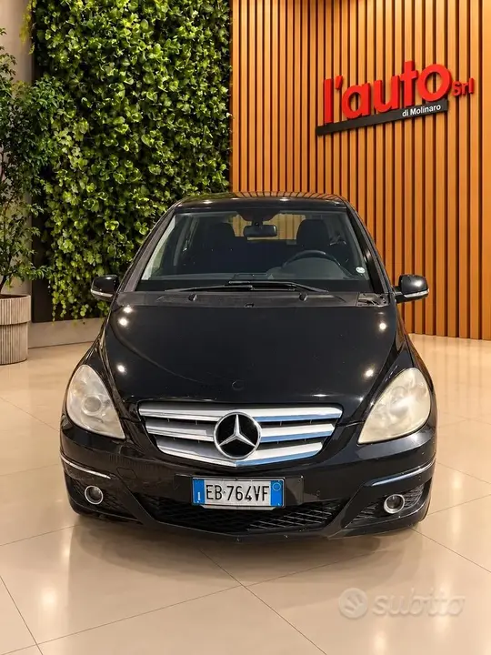 Mercedes-Benz B 180
