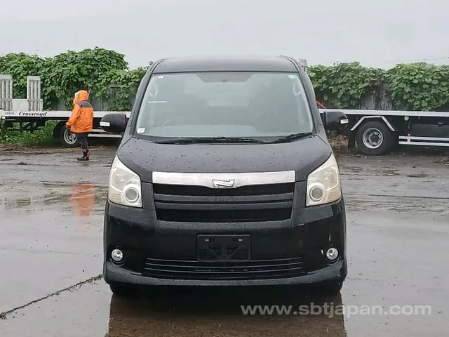 Toyota Noah 2007 photo 2