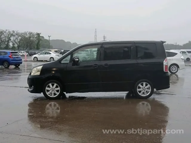 Toyota Noah 2007 photo 4