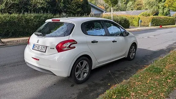 Peugeot 208 2013 photo 3