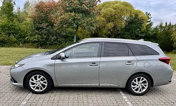 Toyota Auris 2015 photo 2