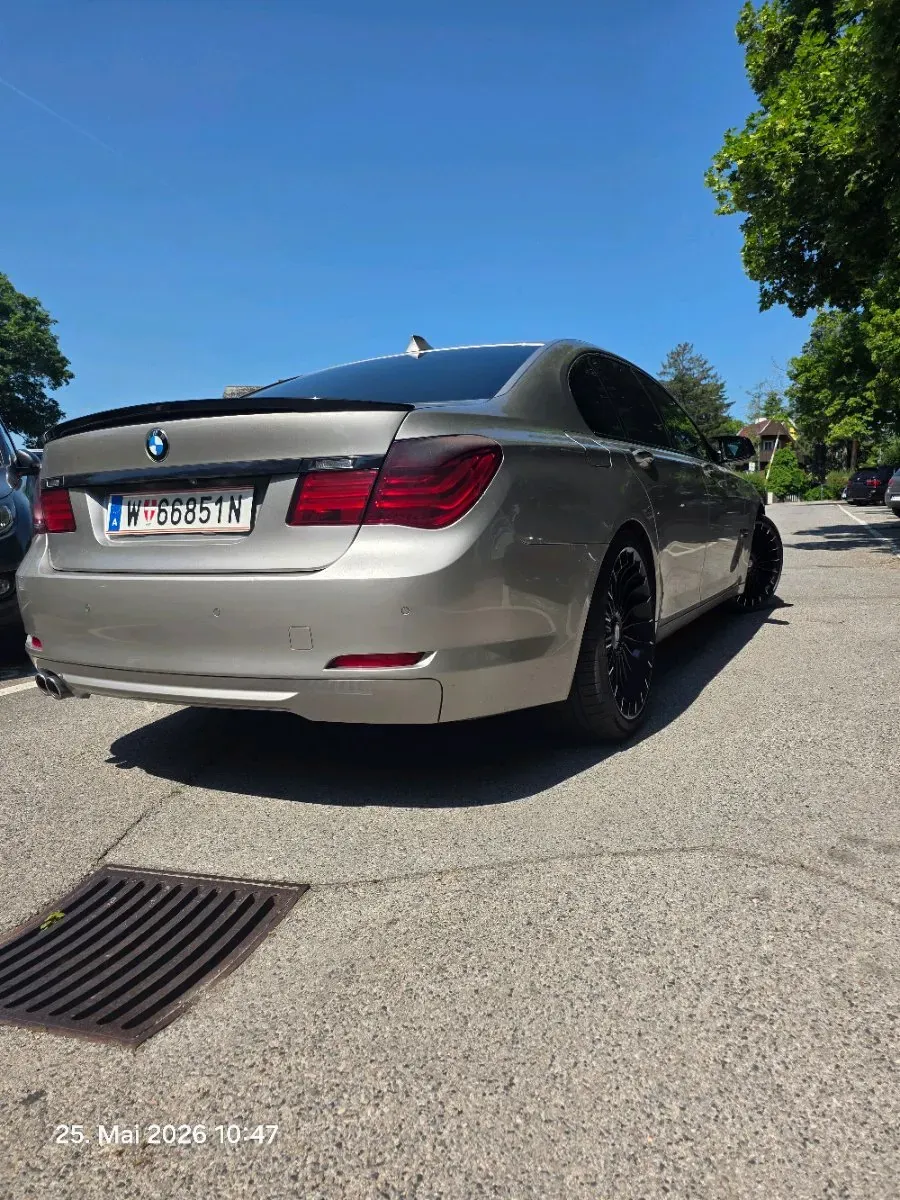 BMW 7 Series 2009 photo 2