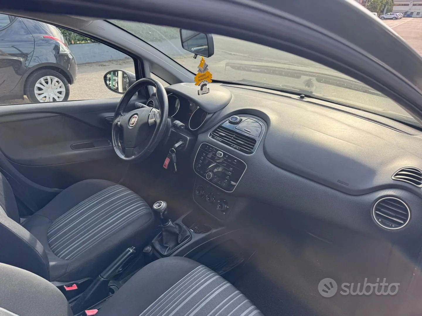 Fiat Grande Punto 2011 photo 4