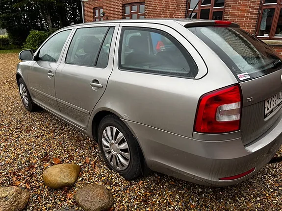 Skoda Octavia 2010 photo 4